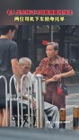 老人坐轮椅过马路被隔离柱挡住 两位司机下车俯身托举