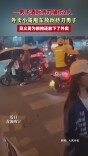 一男子酒后持刀捅伤2人 外卖小哥甩车将其放倒