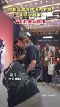 外国患者靠中国外骨骼重新站起来 行走后激动落泪