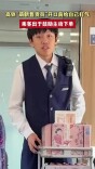 高铁“萌新售货员”开口前给自己打气，乘客出于鼓励主动下单