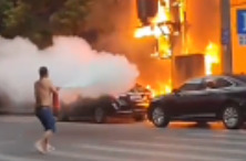 变压器起火引燃街边小车 大叔提着灭火器“逆行而上”