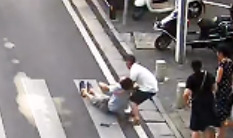 男子突发疾病倒地 消防员和热心市民合力救助