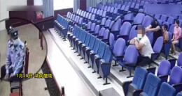 逃犯去庭审现场“吃自己的瓜”，对上民警的眼睛，结果......