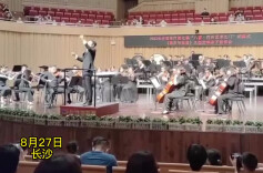 长沙音乐会演奏《孤勇者》 全场小朋友大合唱 指挥也嗨了