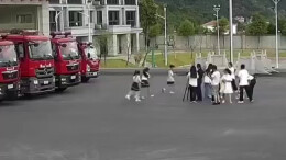 学生参观消防站遇出警 网友：这是生动的一课