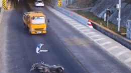 头盔的重要性！男子骑车侧翻10秒2次死里逃生