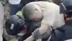 特警徒手刨出地震被困者