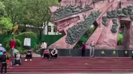 泸定县城震后现场 居民有序避险