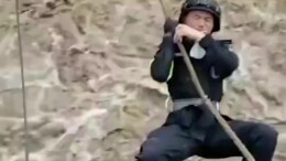 特警倒挂绳索过河救援