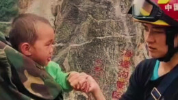 宝贝别怕！消防员将孩子装进背囊平安渡过塌方点