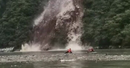 惊险一瞬！巨石坠落与救援艇擦肩而过