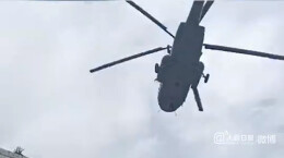 ​ 高难度降落！空军直升机在震区危房单轮悬停