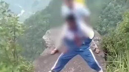 危险！一家人悬崖边脚踩巨石用力摇晃 身后便是万丈深渊