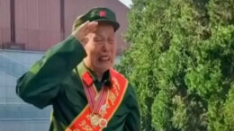 老兵在墓前缅怀战友 一句话让人瞬间破防