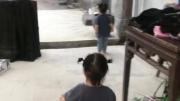 这就是回家的幸福！看到爸爸的那一刻 双胞胎姐妹手舞足蹈