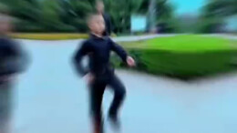 退伍军人6岁儿子公园踢正步 眼神坚定动作标准