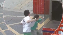 送礼萌娃刚要跑被消防员“逮”个正着 答谢礼练习题立马安排