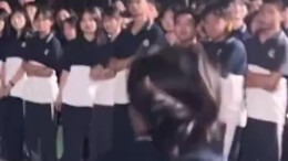 长沙高二女生球场单挑多人 霸场20分钟