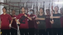 看高校国旗护卫队女队员训练有多飒！