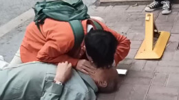 71岁老人路边突然晕倒 邵阳高三男生跪地做人工呼吸