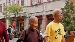 88岁儿子牵110岁母亲逛街 温馨场面羡煞旁人