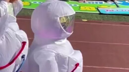 长沙一小学体育节上 小朋友的宇航员方阵萌翻众人