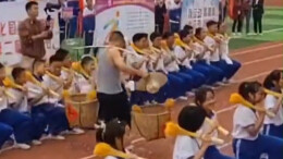 益阳一中学运动会上班主任赤脚挑担配合表演