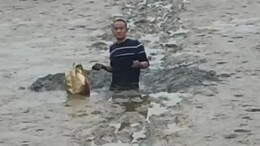 男子看抓鱼身陷泥潭 长沙消防“拔河式”成功救援