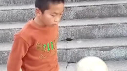 未来可期！湘西11岁男孩颠球连上28级台阶