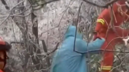 两游客抄小道登南岳衡山 看雾淞迷路被困