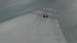 幼童误入车流外卖小哥百米冲刺抱起