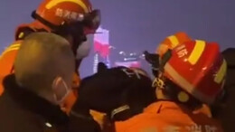 年轻男子欲跳湘江轻生 民警劝导：“生命才开始，要玩过 斗过 重新来过！”