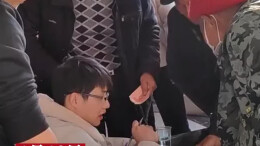 常德博士小伙回乡第一天被拉去写贺礼簿，听不懂老人方言只能尬笑