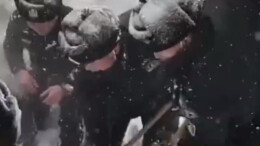 26分钟跑赢死神！民警咆哮式救援 刨出雪崩被埋5米之深群众