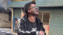 楼道起火小伙逃出后哭喊奶奶被困，跪地感谢邻居帮助救援