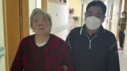 97岁娭毑感染新冠后痊愈出院 老人深深鞠躬致谢医护人员