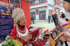 湘西非遗项目“苗绣”亮相湖南非遗新春集市