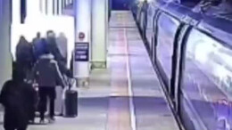 客运员百米冲刺一把抱住追高铁女童