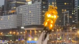 澳大利亚悉尼水上舞狮贺新年 引众人驻足观看