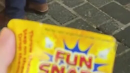 这一波过年文化输出厉害了！春节的伦敦唐人街满街人都在玩摔炮