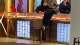 男孩用压岁钱买项链送妈妈 网友：金店第一位用电话手表买单的