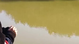 15岁少年打水漂涟漪阵阵，犹如特效