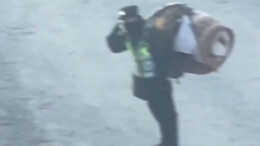 谢谢你们的守护！青藏铁路护路员负重向列车敬礼