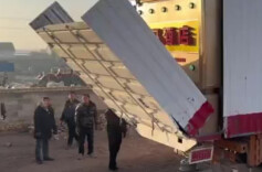 回村长见识！村里办喜宴开来一辆大卡车转眼变成“移动酒店”