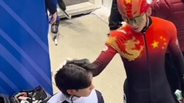 林孝埈“摸头杀” 安慰韩国队员洪庆焕