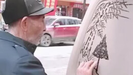 高手在民间！老人在积灰的车窗上作画，栩栩如生