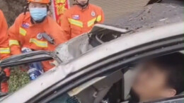 巨石滚落砸中途径小轿车 司机被困众人合力解救