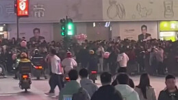 外地女子来长沙旅游 被凌晨一点的街头人潮震惊