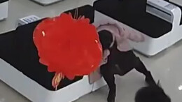 湘西一女子突然晕厥倒地 休假武警战士开展急救