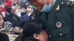 兵哥哥偷偷回家探亲，妈妈笑着笑着就哭了